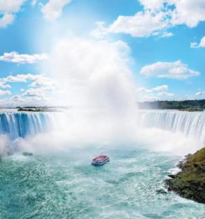 瀑布前的水中的一艘船