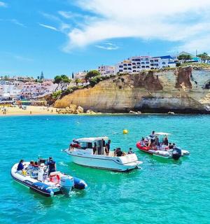 海滩附近水中的两艘船