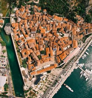 水边城市的鸟瞰图