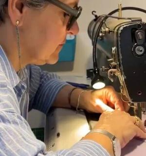 žena pracuje na šicím stroji