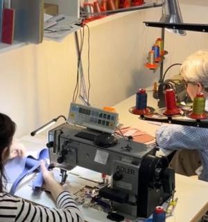 两个女人在缝纫室里用机器