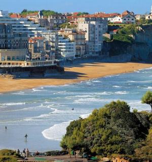 海滩上的建筑和海洋景观