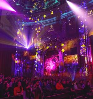 eine Menschenmenge in einem Raum mit Lichtern