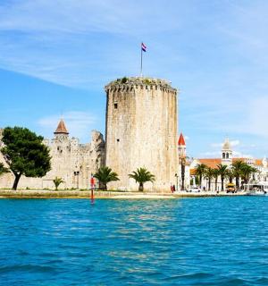 um castelo em uma ilha em um corpo d'água