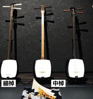 展出的三把原声吉他