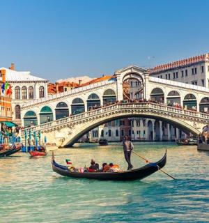 група људи који се возе у гондоли по реци испред