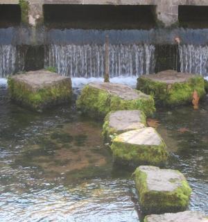 一组瀑布水中的踏脚石