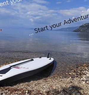 停泊在水岸边的船