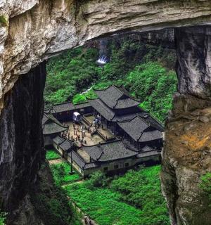 山上建筑物的鸟瞰图