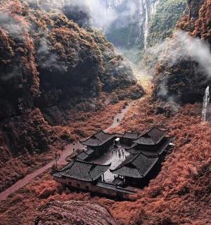 一座山和一座建筑物的鸟瞰图