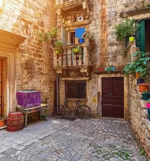 um beco com escadas e uma bicicleta estacionada ao lado de um prédio