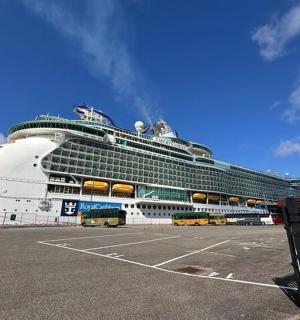 停泊在停车场的一艘大型游轮