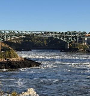 河上的一座桥,桥上有一列火车