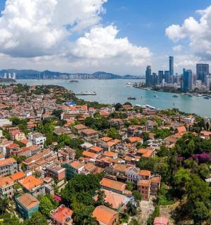 水域旁的城市鸟瞰图