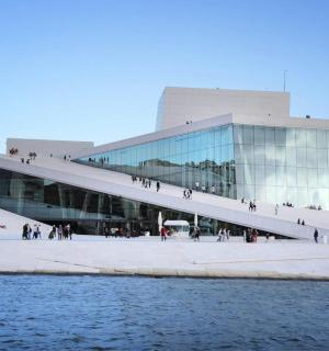 一座大楼,前面有人走动