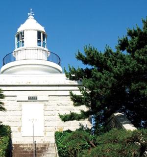 maják stojící na vrcholu cihlové budovy