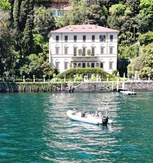 เรือในน้ำหน้าบ้านหลังใหญ่