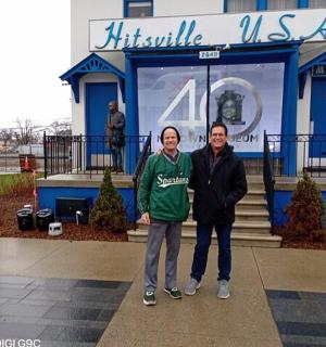un uomo e una donna in piedi davanti a un edificio
