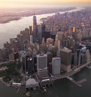 eine Luftaufnahme einer großen Stadt auf dem Wasser