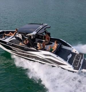 กลุ่มคนในเรือเร็วบนน้ำ