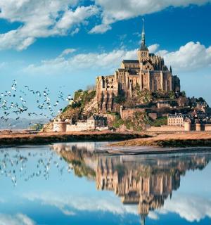 岛上有一座城堡,周围有鸟儿飞翔