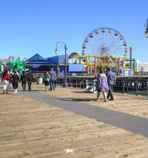 人们在摩天轮码头上行走