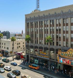 鸟瞰城市街道上车辆熙熙攘攘