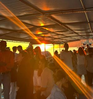 一群人站在公共汽车上