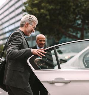 一名男子正从车里出来