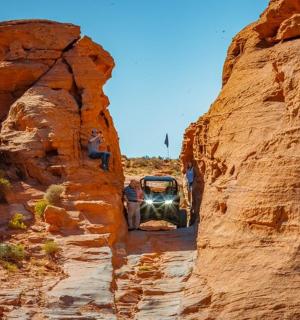 一辆吉普车沿着一条穿过峡谷的土路行驶