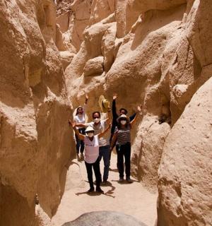 一群人站在峡谷里