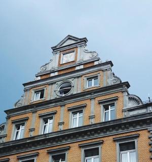 一座顶部有钟楼的高楼