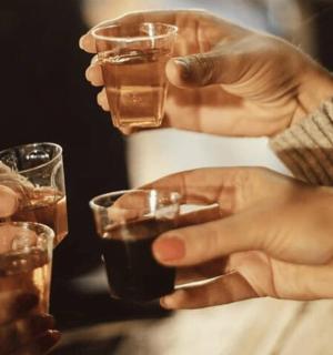 一群人手捧酒杯