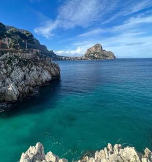 Letecký pohled na oceán poblíž skalnatého pobřeží