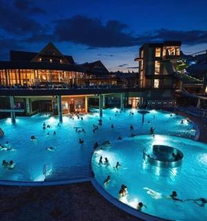 晚上有人在里面的大游泳池