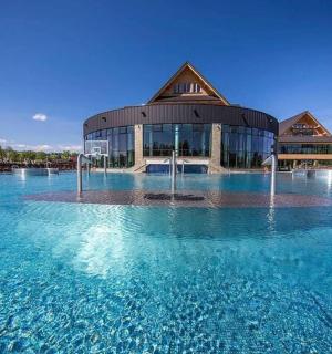 一座前面有喷泉的大楼