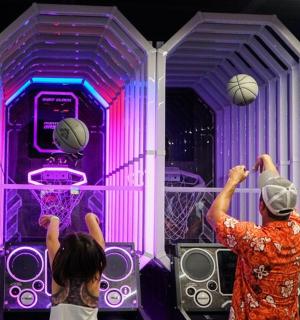 žena a dítě hrající videohru