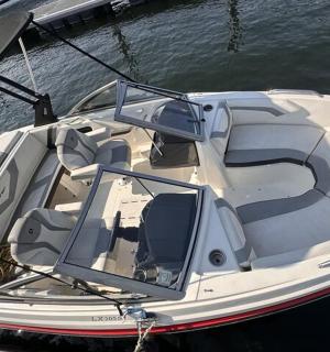 一艘白色的船停靠在水中