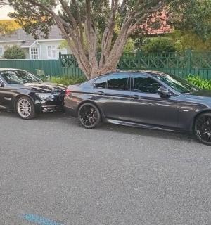 dvě auta zaparkovaná vedle sebe na ulici