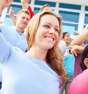 欢呼人群中的一名女子