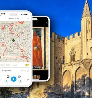 一栋建筑前有一部带地图的 iPhone