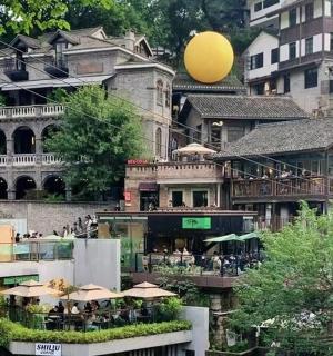 一只黄色的气球在城市上空飞翔