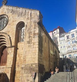 一群人坐在建筑物旁边的台阶上