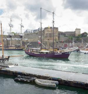 两艘船停靠在港口码头