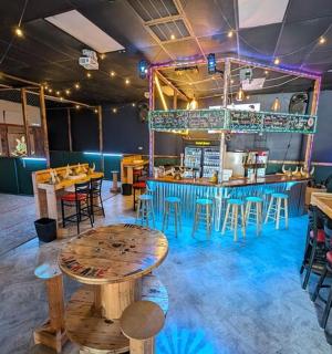 有桌椅和酒吧的餐厅