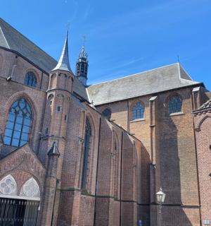 一座砖砌的大型教堂，顶部有尖塔