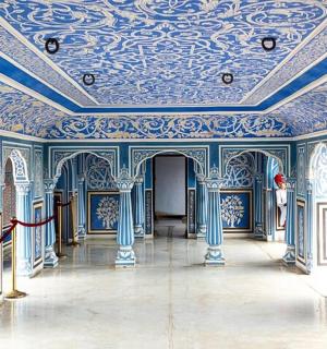 一间蓝色的房间，天花板上系着一条红丝带