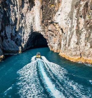 一艘船正在穿过水中的隧道