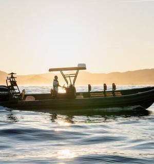 eine Gruppe von Menschen auf einem Boot im Wasser