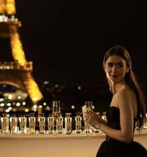 一位女士站在埃菲尔铁塔前的酒吧前